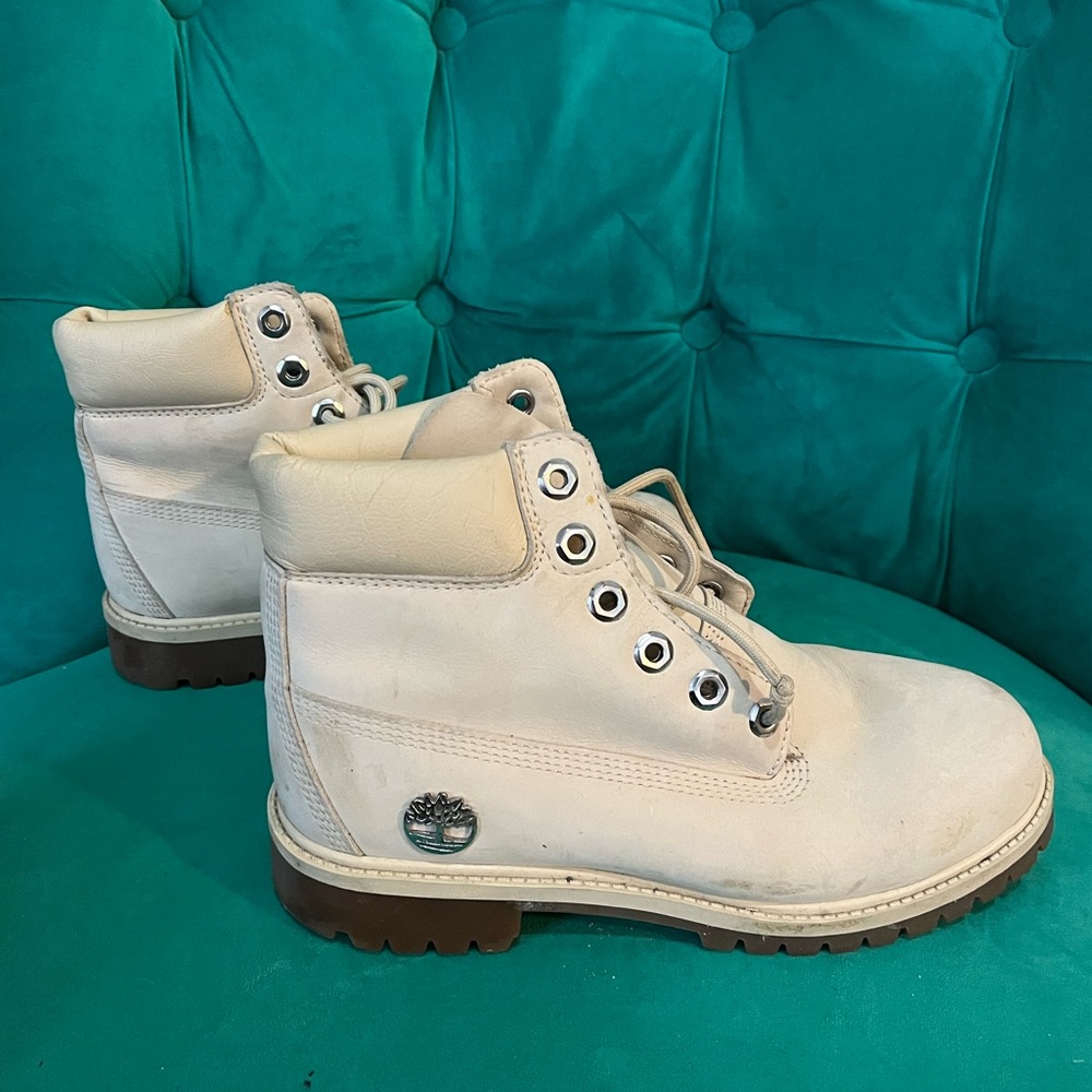 Beige Timberland Boots. 
Size 5.5 men (Size 7.5 women).
Great Condition- new